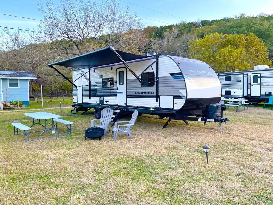 Rv Located On Private Property, Providing Access To The Guadalupe River, Accommodates Up To 5 Guests 뉴 브라운펠스 외부 사진