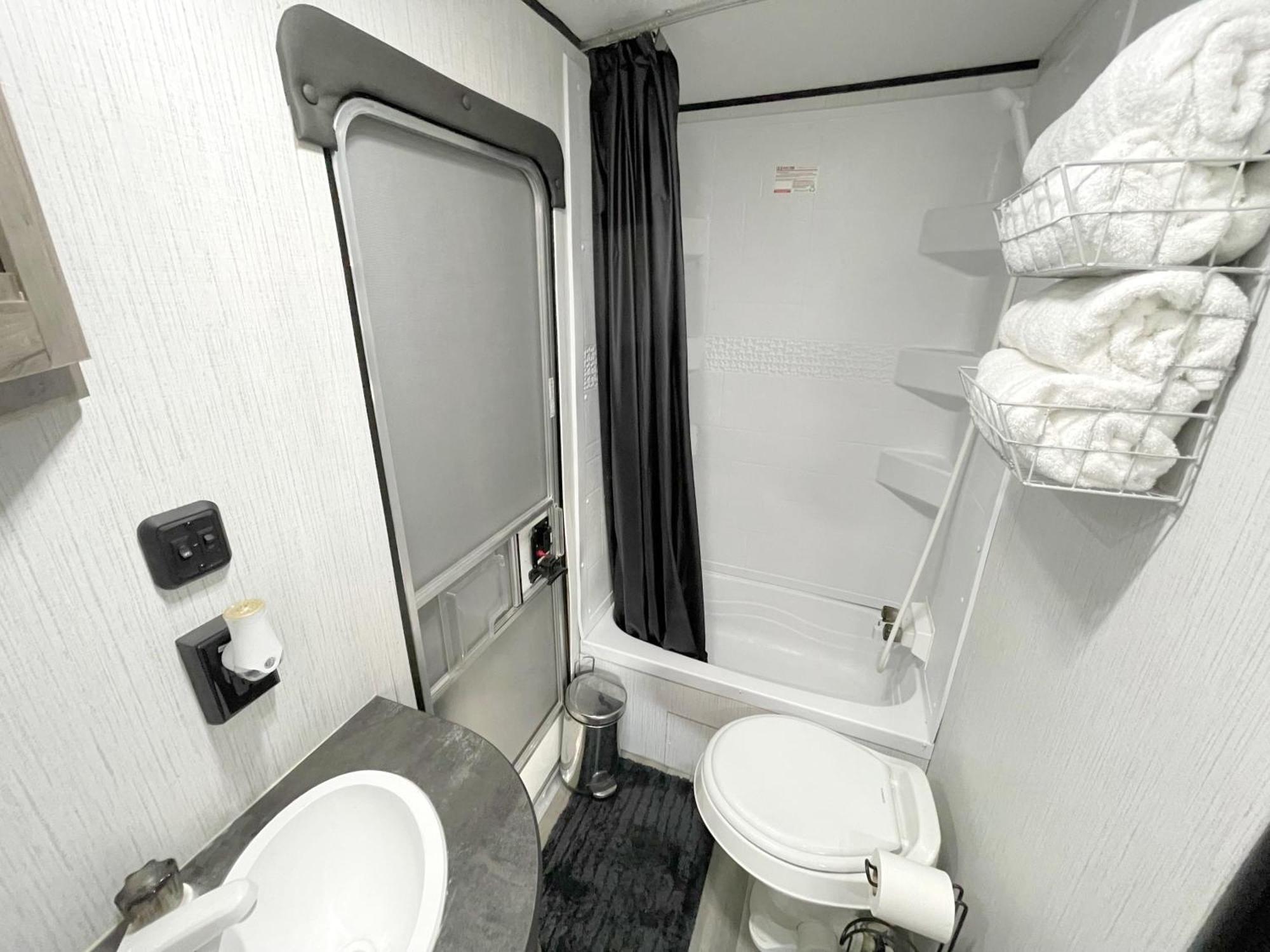 Rv Located On Private Property, Providing Access To The Guadalupe River, Accommodates Up To 5 Guests 뉴 브라운펠스 외부 사진